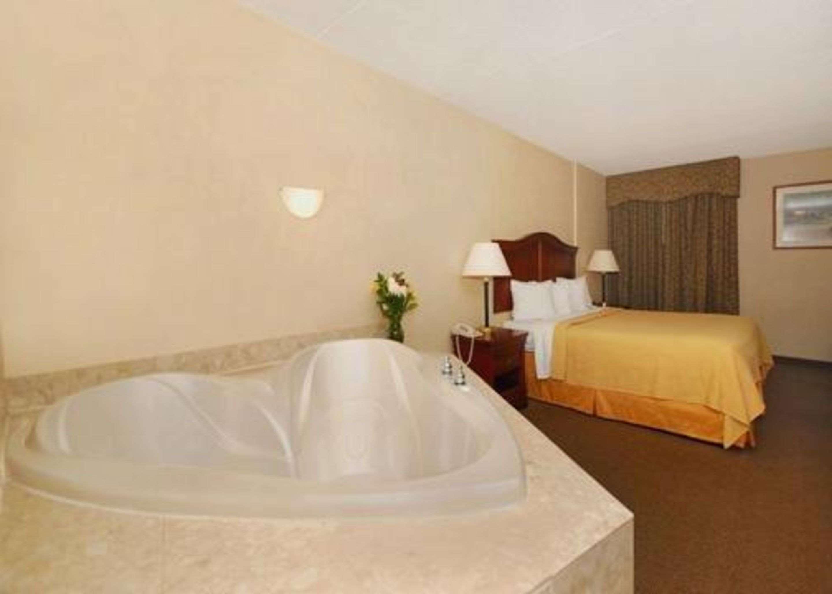 Quality Inn & Suites Danville Kültér fotó